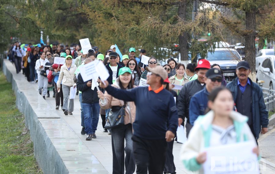 “УИХ-ын гишүүдийг нэг өдөр 70 хүүхдэд хичээл зааж, цэцэрлэгт 40 хүүхэдтэй ажиллахыг урья. Багшийн ачааллыг бодитоор мэдэр”