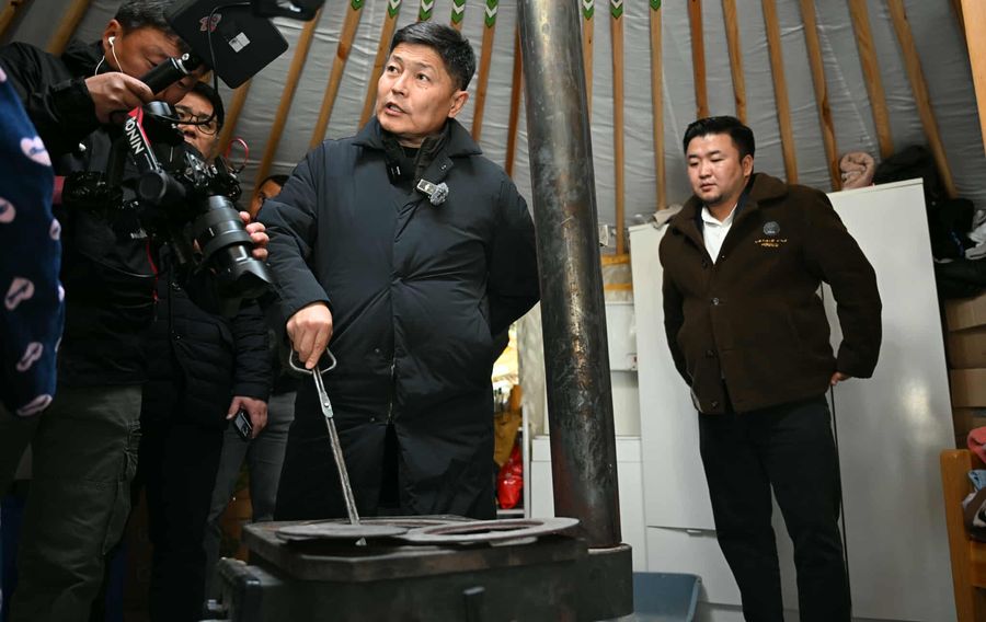 Хотын дарга Х.Нямбаатар коксон шахмал түлш хэрэглэж буй айлд очжээ