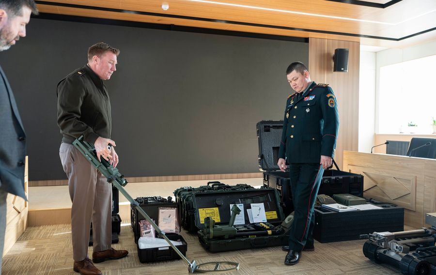 АНУ-аас Монгол Улсын Зэвсэгт хүчинд барилгын цэргийн болон инженерийн тоног төхөөрөмж хүлээлгэн өглөө